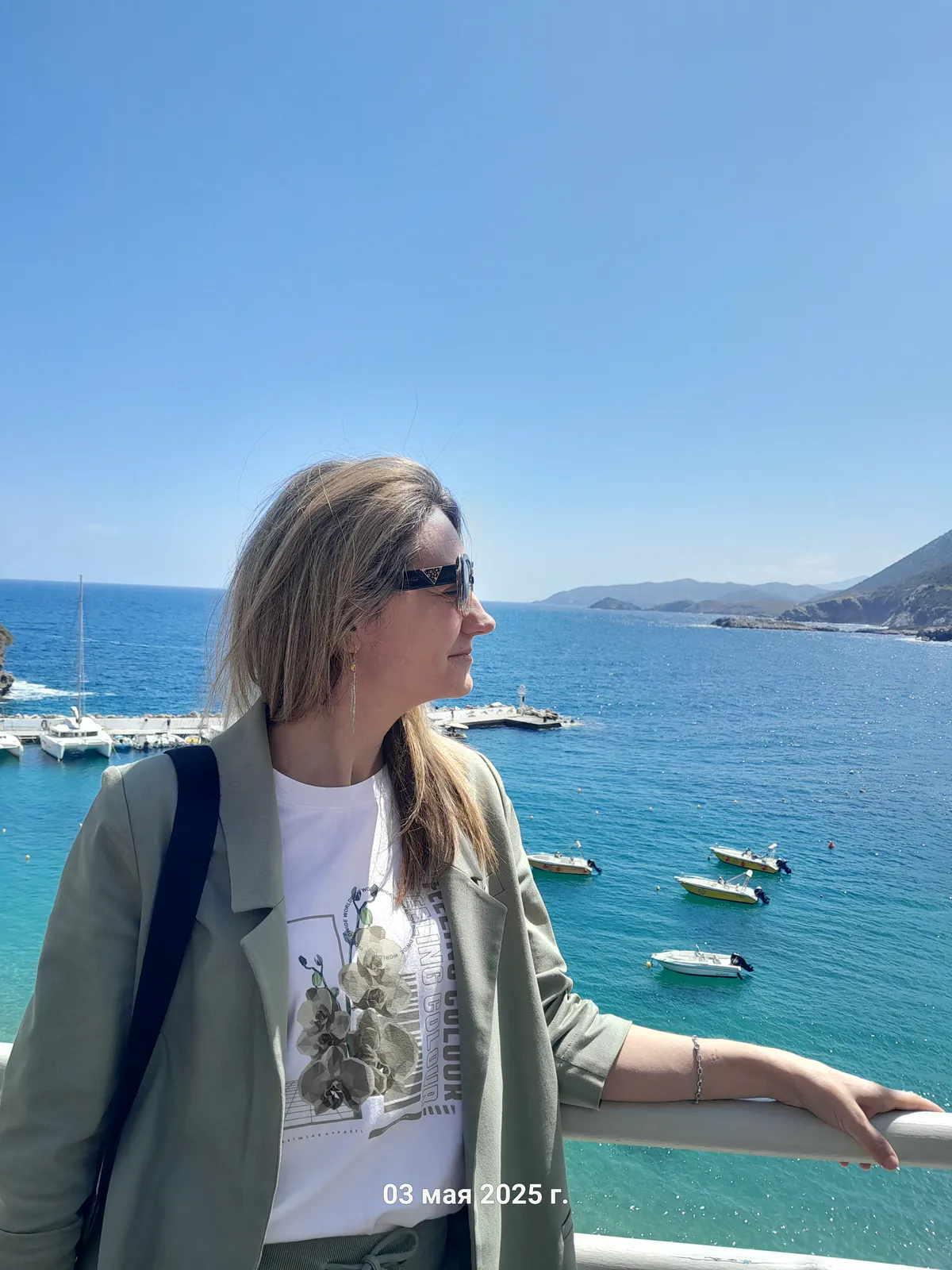 Plajă cu apă turcoaz în Grecia