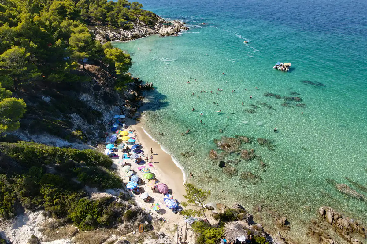 Plajă turcoaz în Sithonia, Halkidiki, Grecia