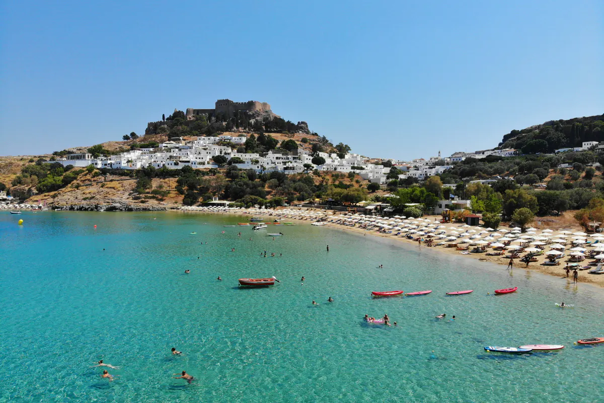 Acropola Lindos și plajă cu apă turcoaz, Rodos, Grecia